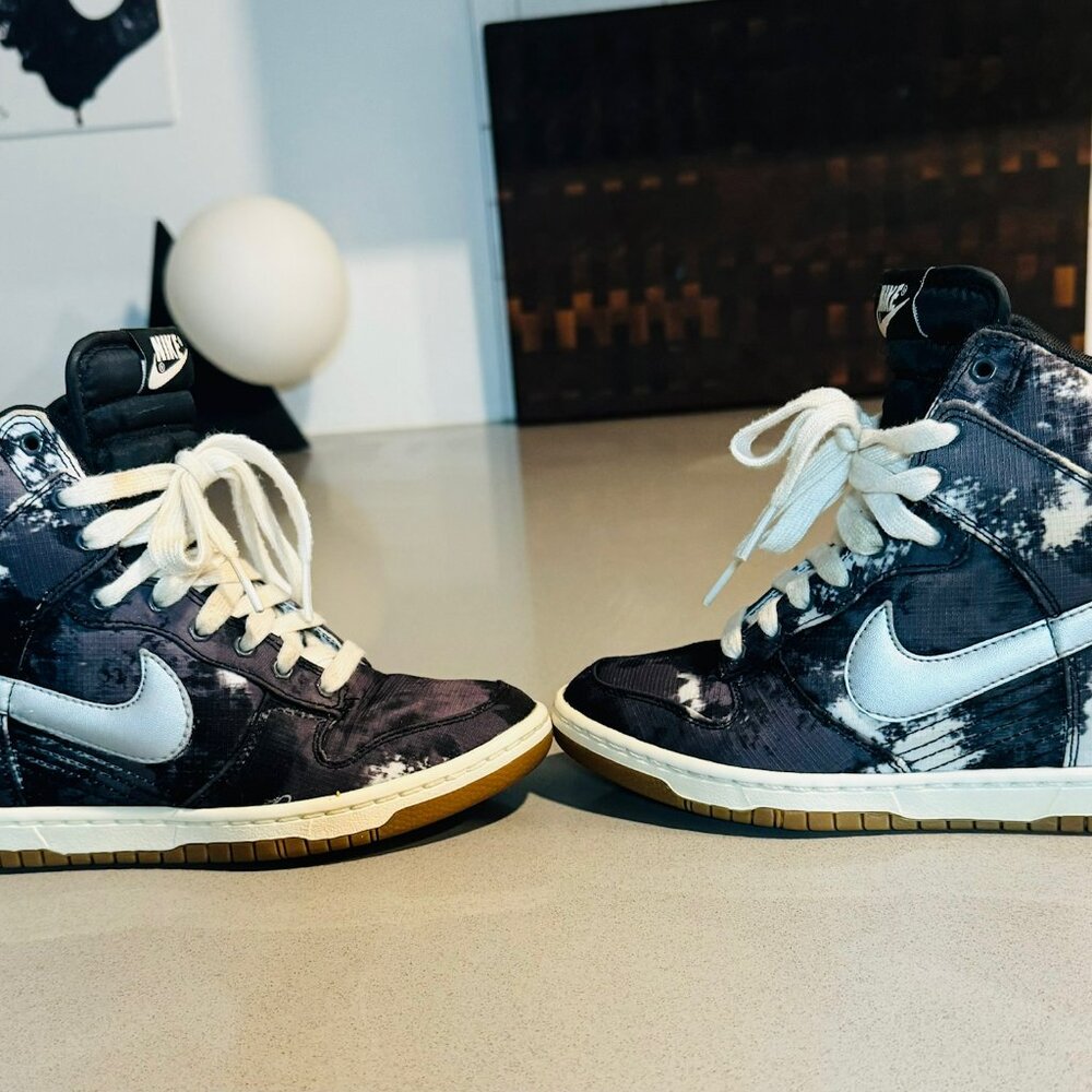 Nike Black and White Athletic Shoes - Picture 6 of 7